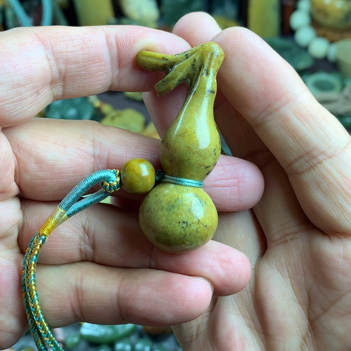 吊坠(赠链)未镶嵌岫岩河磨玉（透闪石质玉）