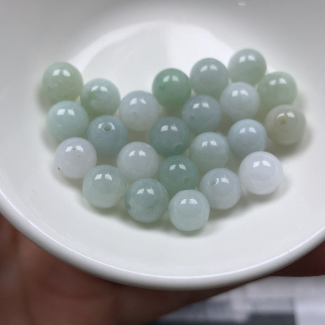 翡翠颈饰未镶嵌卡7.9。23颗。单圈。