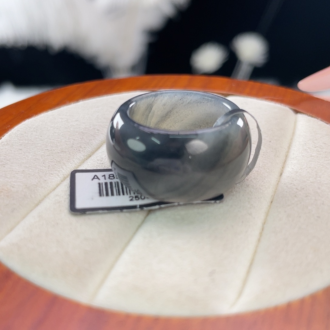 和田玉未镶嵌戒指l41。青花轮胎。16.8。不退换