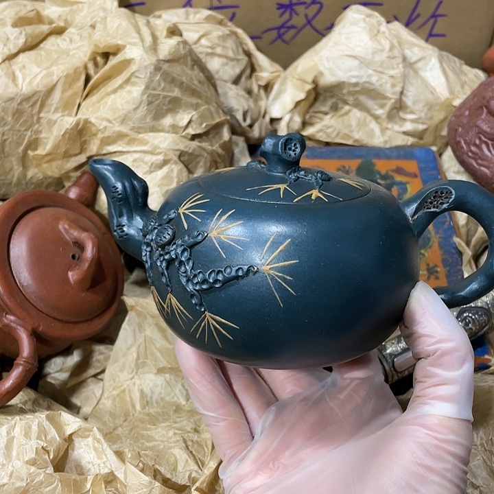 紫砂茶壶原矿泥料，手工制作的一把紫砂壶