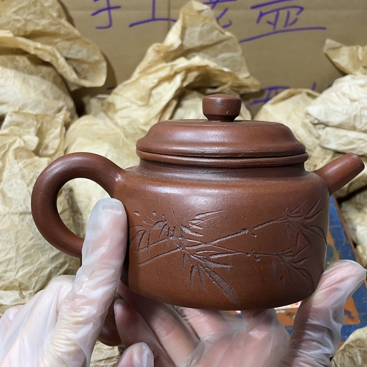 紫砂茶壶原矿泥料，手工制作的一把紫砂壶。