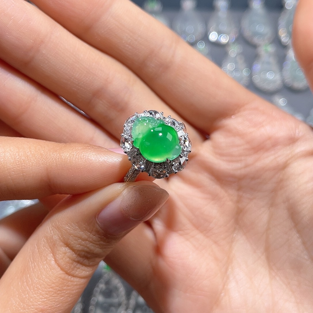 翡翠颈饰18K金镶嵌戒指