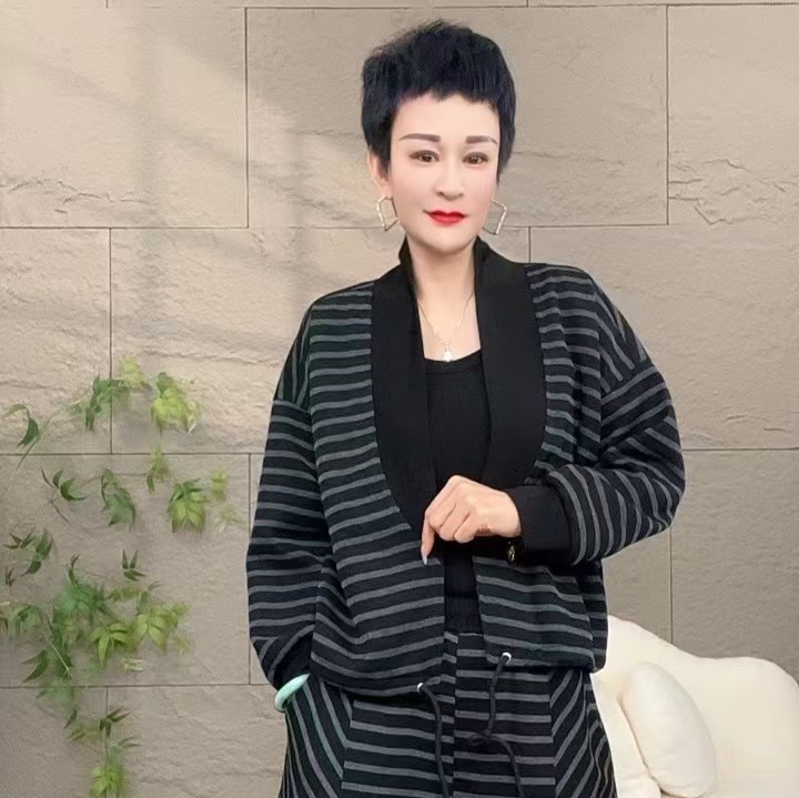 888秋季新款时尚洋气休闲百搭显瘦外套气质条纹宽松网红上衣