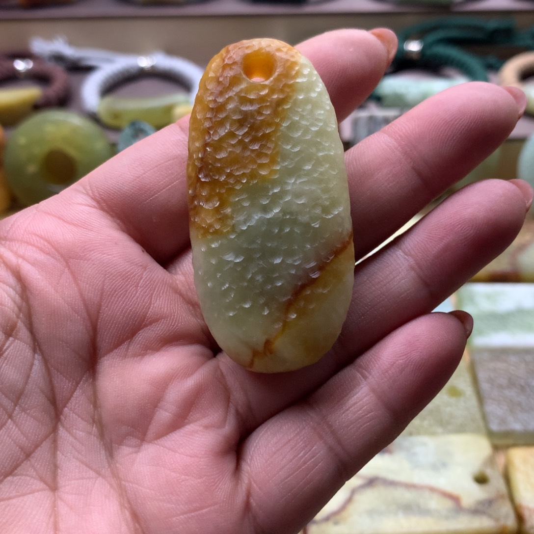 天***色蛇纹石玉合金颈饰