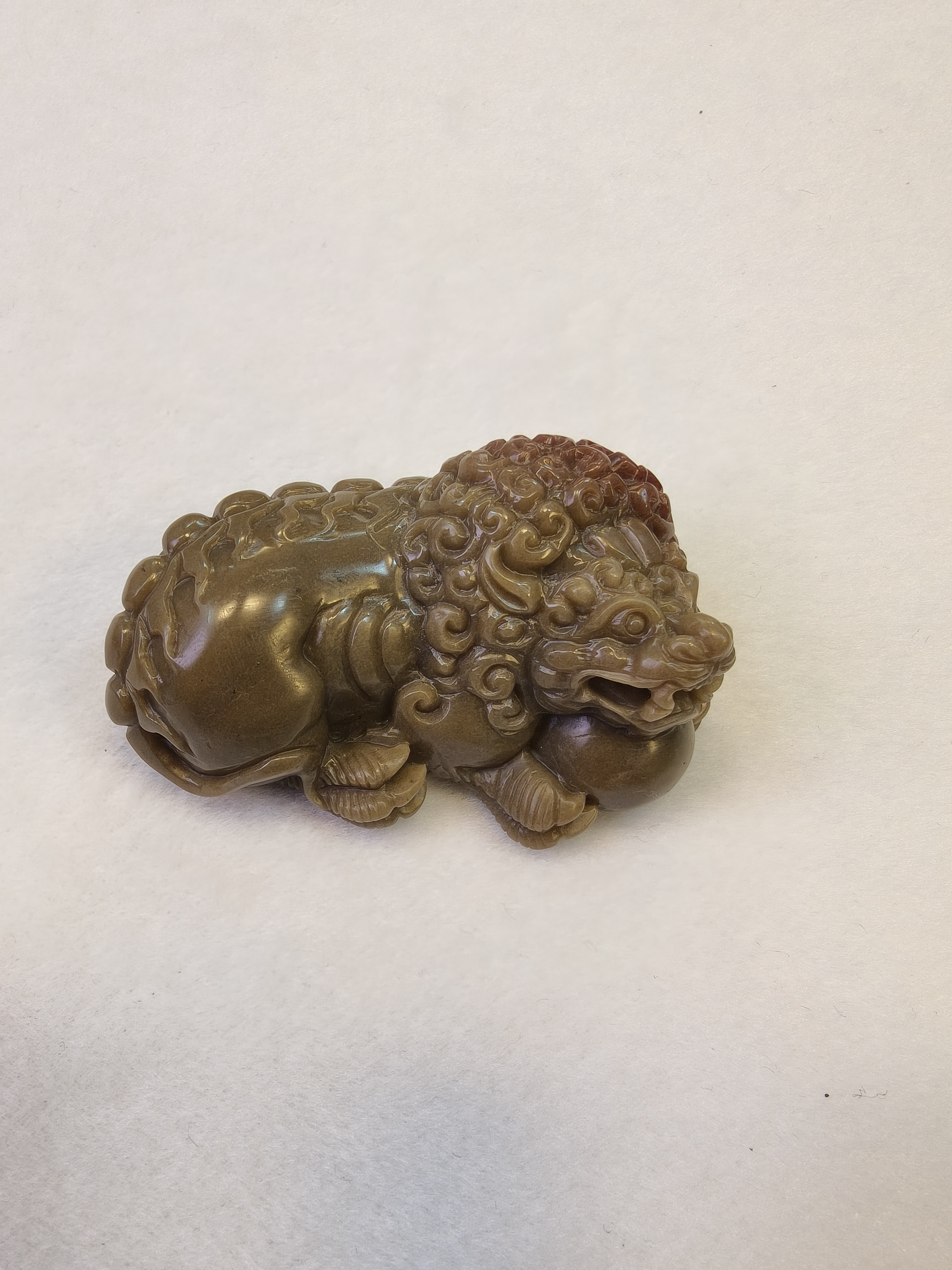 狮子滚绣球 手把件 手工雕刻 彩玉