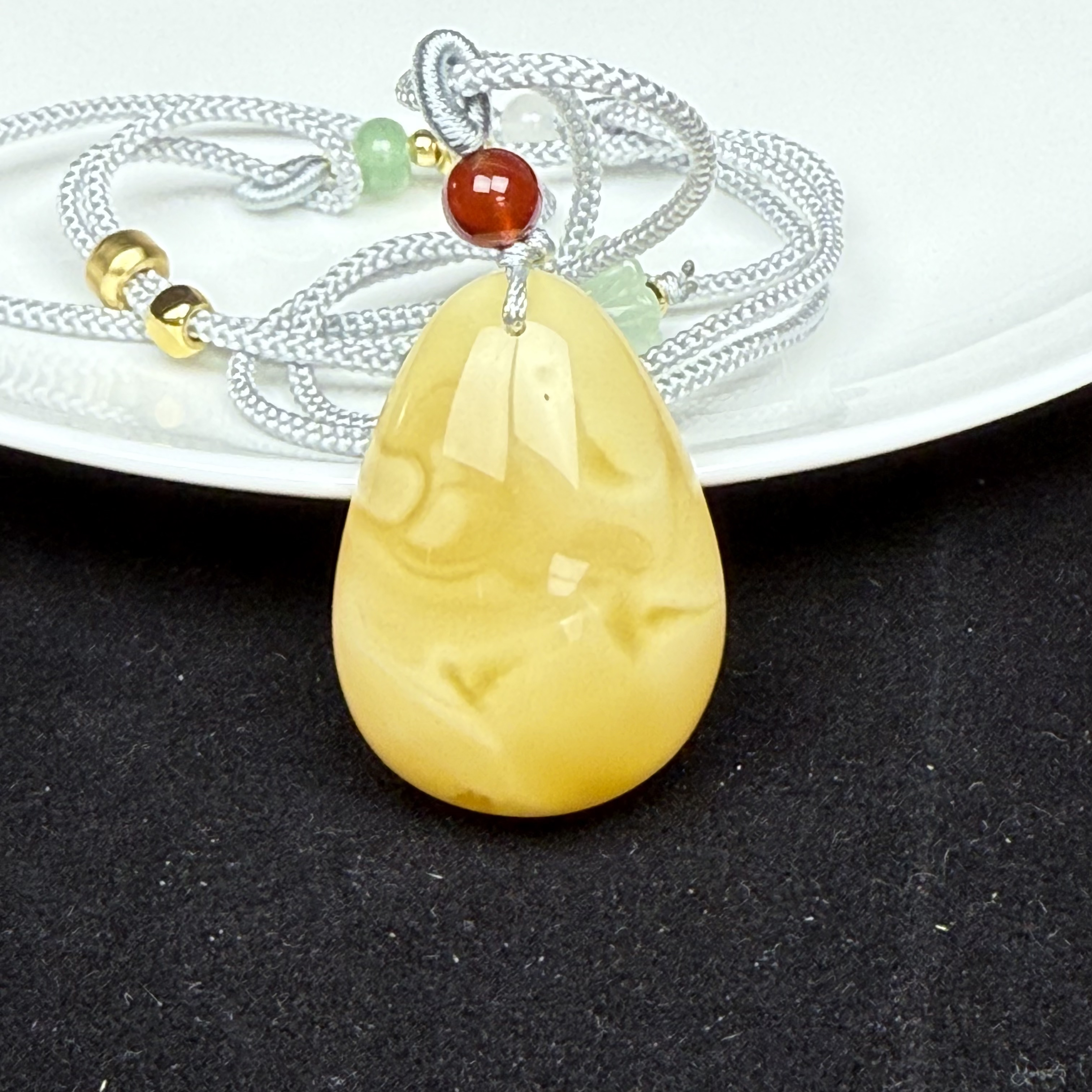 Y6698天然蜜蜡制品 俄料小水滴24*33*12mm 一物一图假一罚十