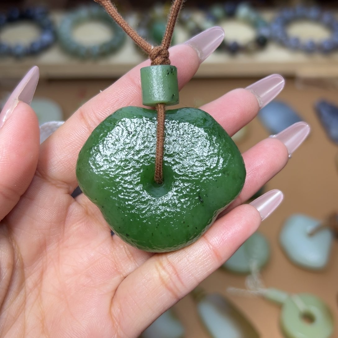 颈饰未镶嵌和田玉豪*。