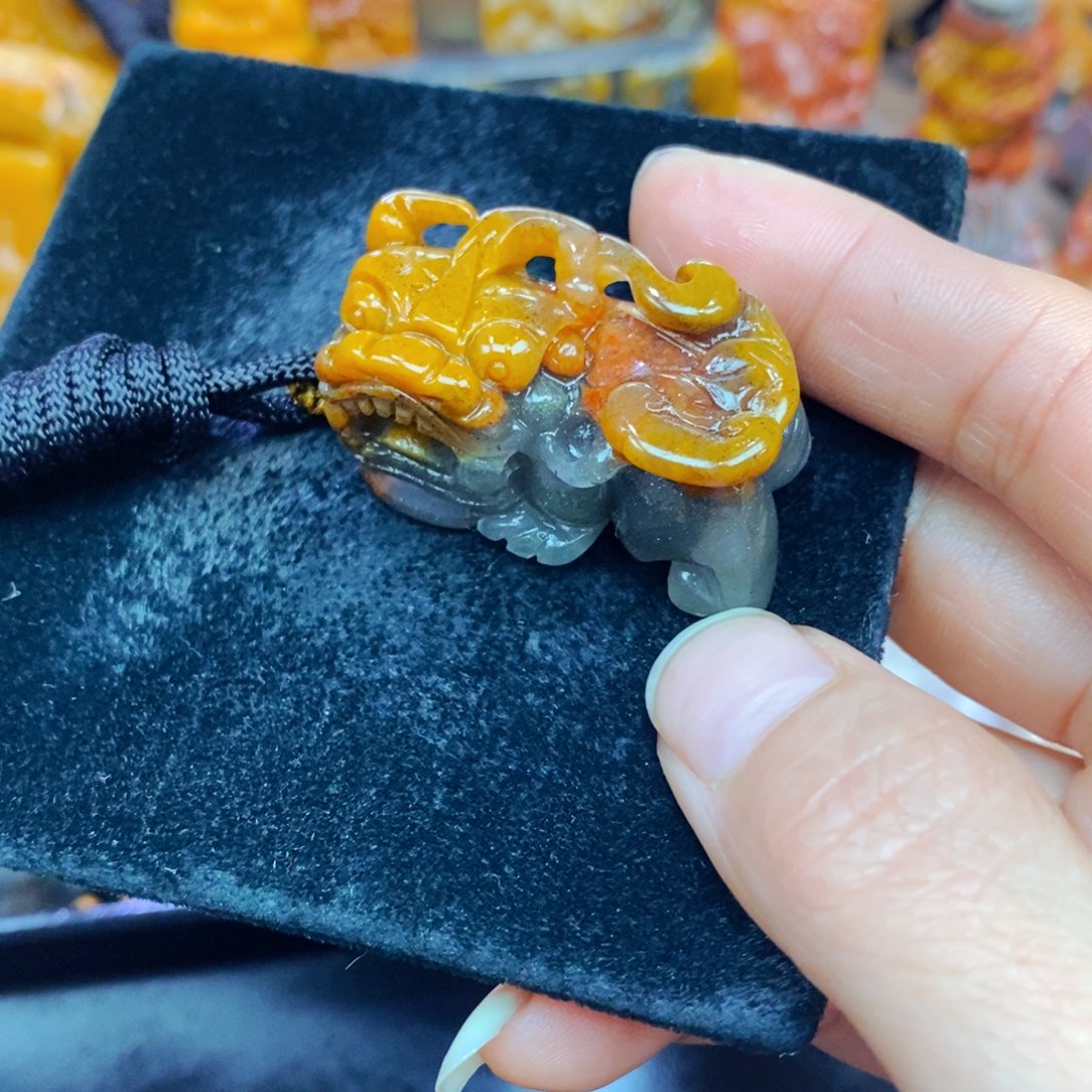 未镶嵌石英质玉（黄龙玉）颈饰