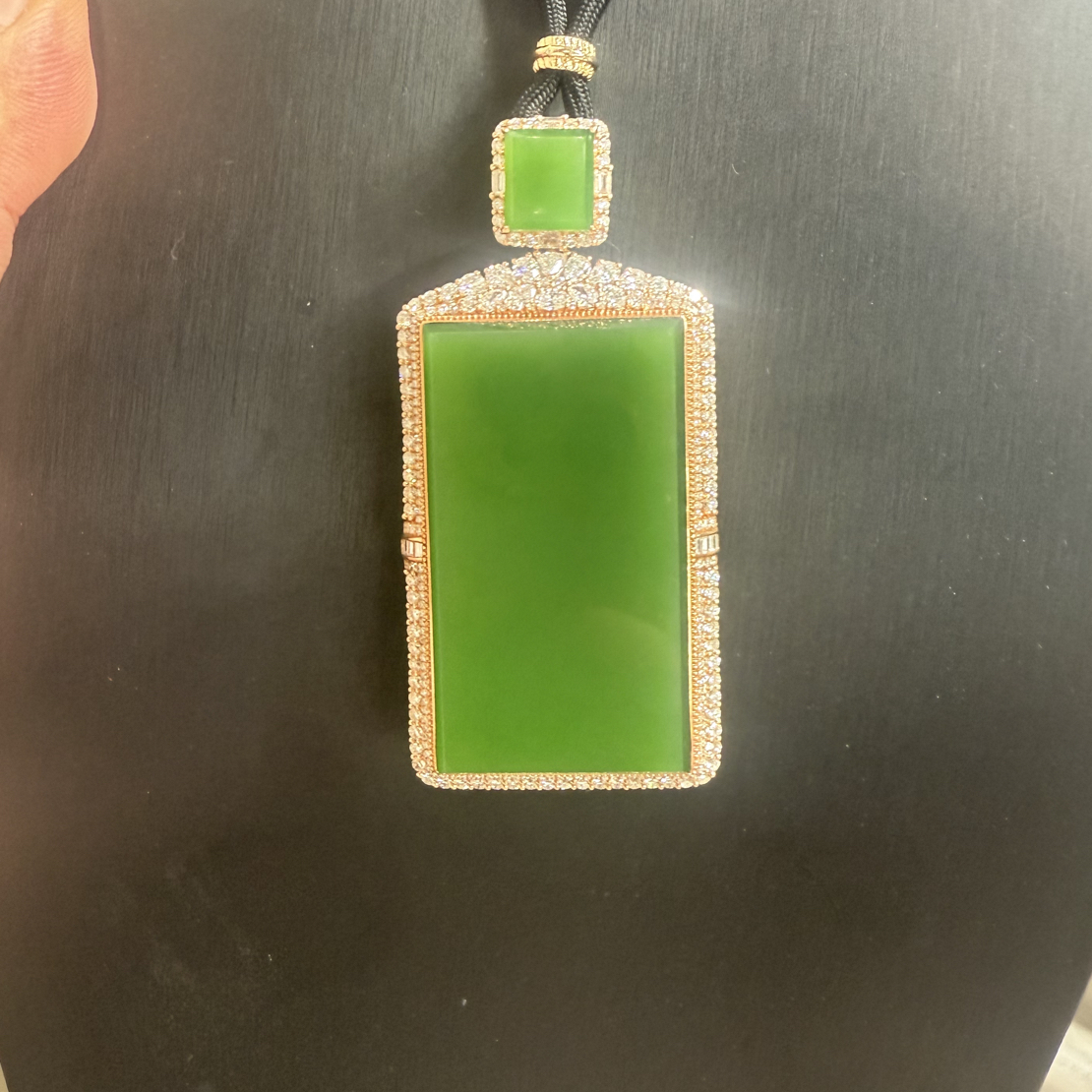 和田玉碧玉典藏级冰辣绿无事牌18K金重金豪镶，裸石尺寸约28×44mm