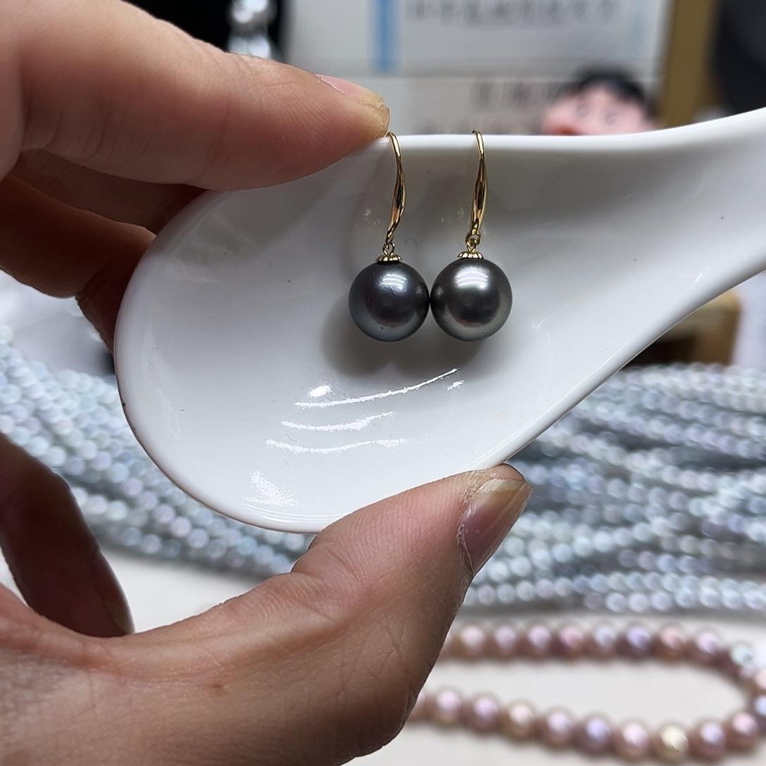 18K金镶嵌海水珍珠耳饰