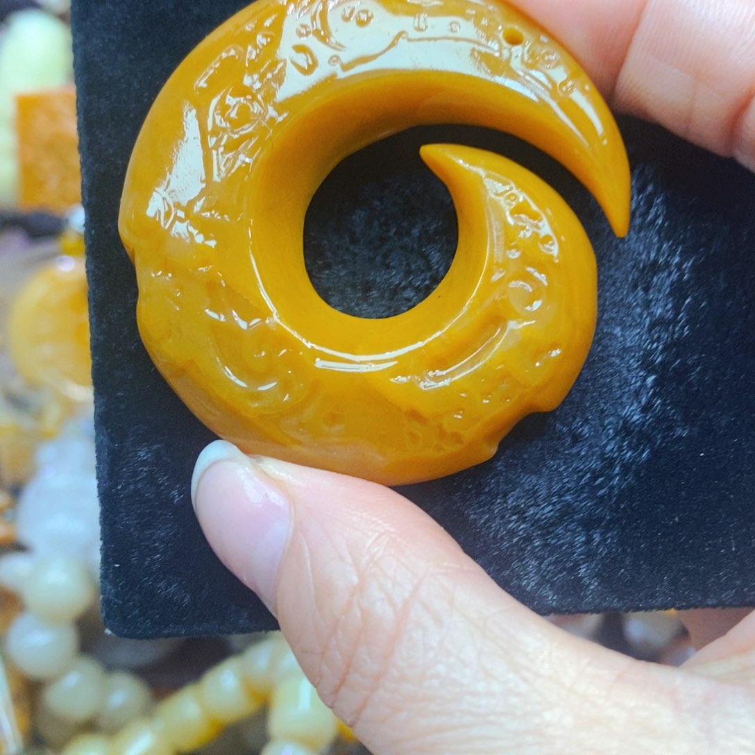 未镶嵌石英质玉（黄龙玉）颈饰