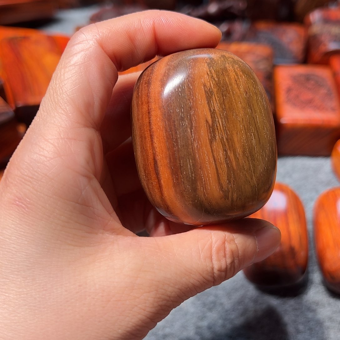 交趾黄檀（大红酸枝）哥***币