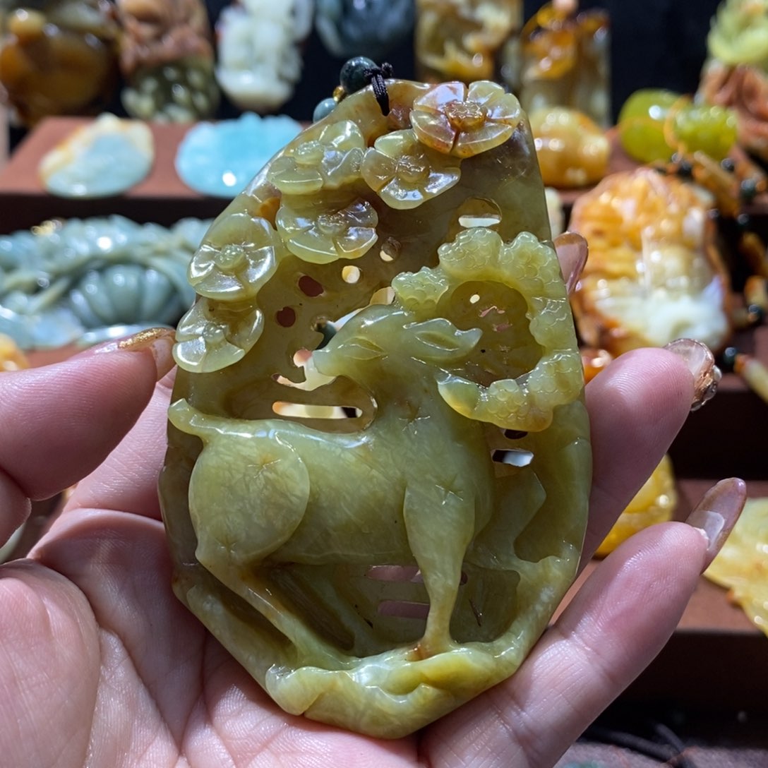 蛇纹石玉颈饰未镶嵌