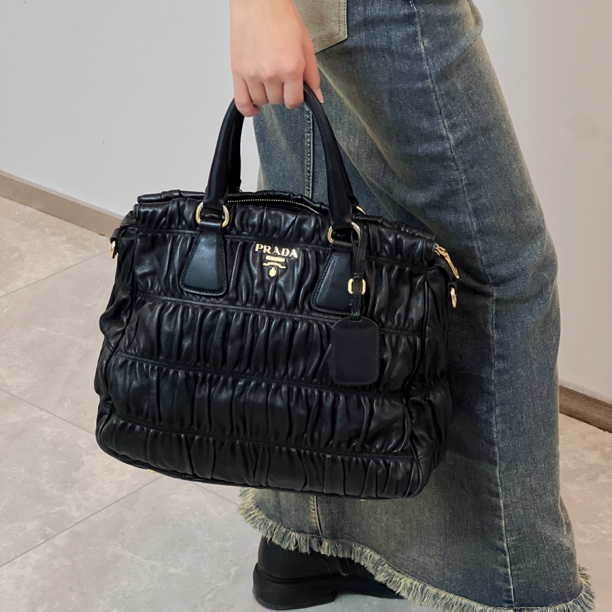 95新 Prada/普拉达 普拉达黑色褶皱单肩手提包时尚/95新/17334778