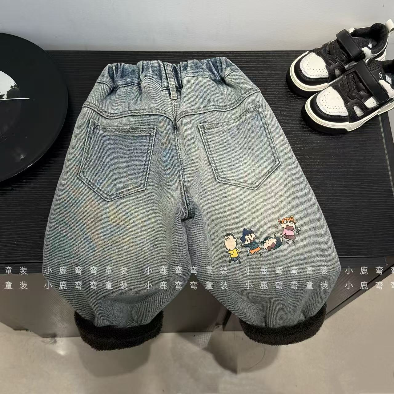 D004男童冬季新款2025冬款儿童加绒加厚糕糕绒蜡笔小新牛仔裤