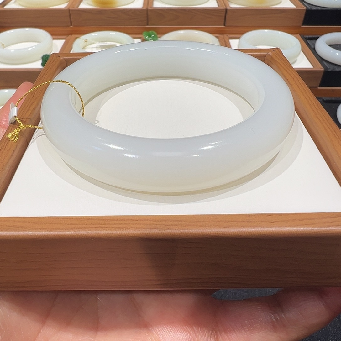 和田玉未镶嵌手镯