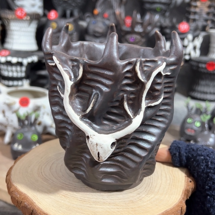 紫砂花盆手捏有微小手工痕迹，内口10.5外高13.5