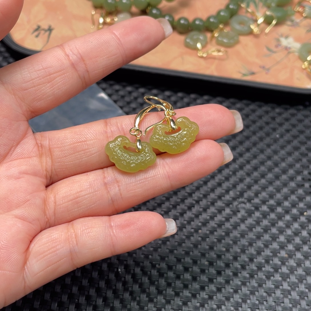 和田玉未镶嵌颈饰鸡油黄如意耳坠