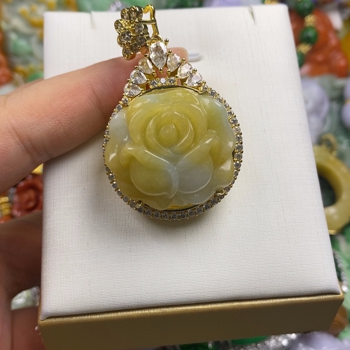 翡翠未镶嵌吊坠(赠链)