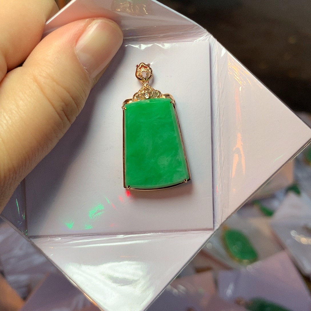 润***润翡翠18K金镶嵌颈饰无事牌