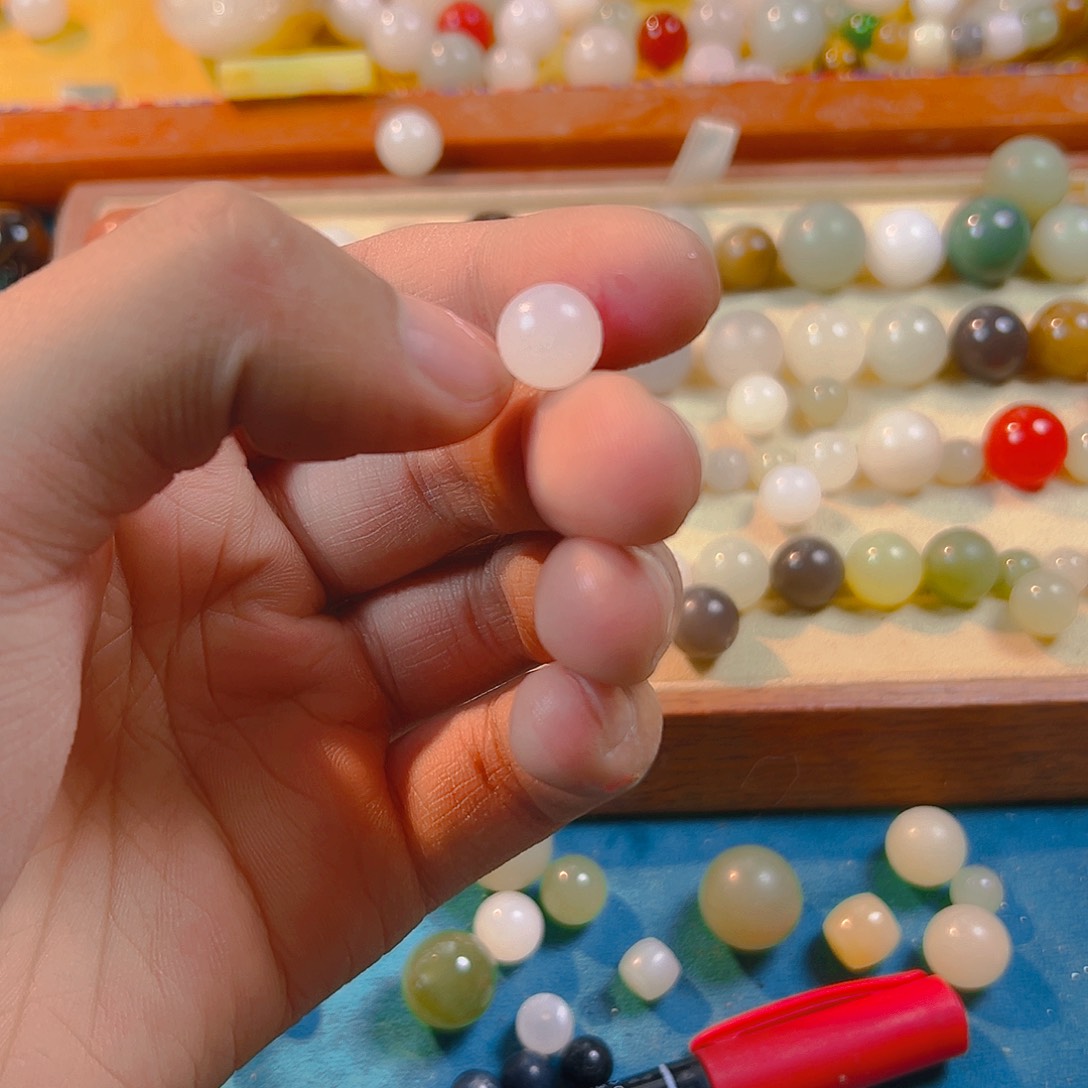 和田玉卡10散珠有瑕疵纹裂等未镶嵌