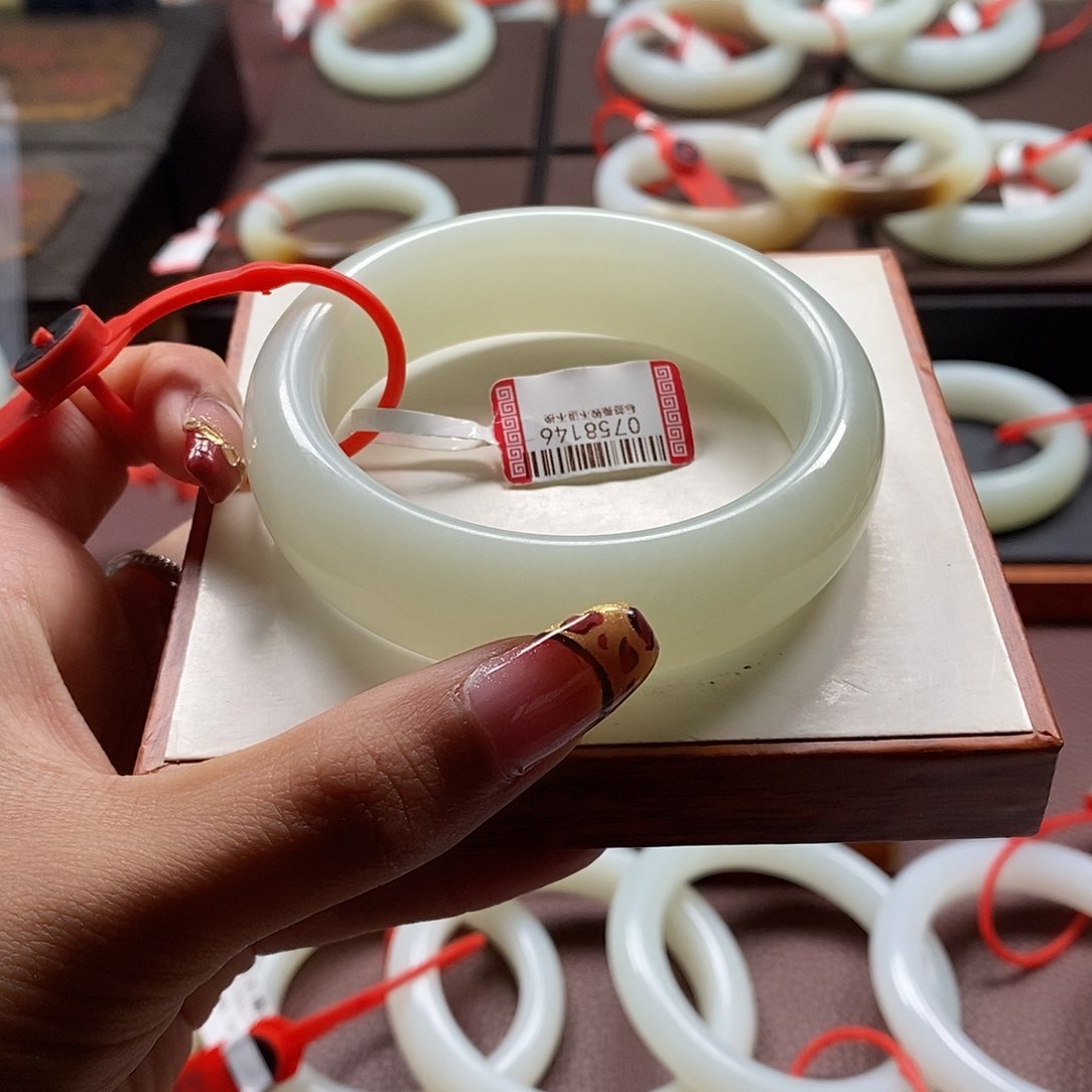 和田玉手镯未镶嵌v****n