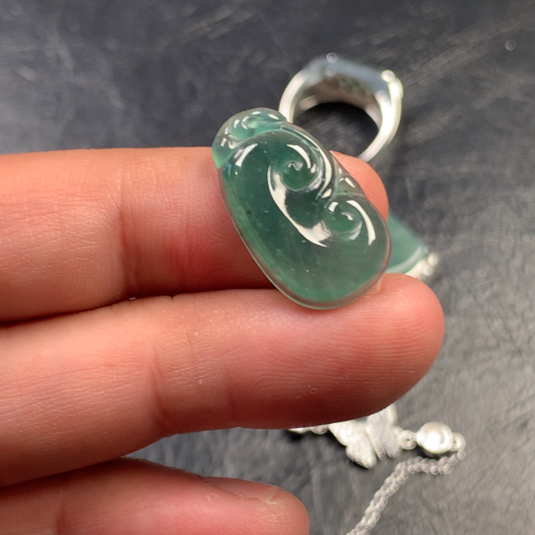 翡翠未镶嵌颈饰如意