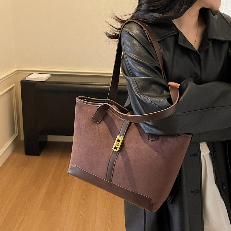 2025纯色网红潮流适合高个子女生的包包大容量包包单肩包