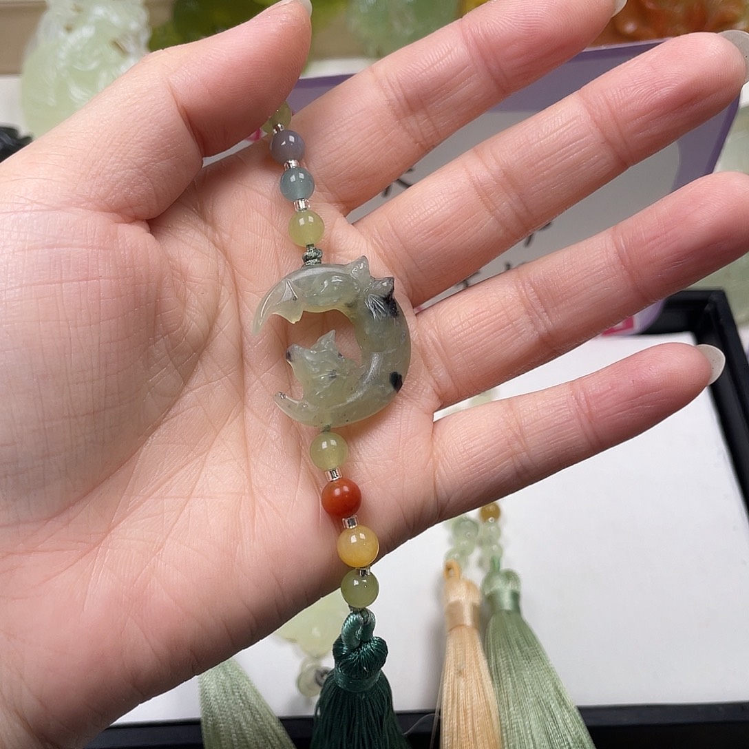 于***笑蛇纹石玉未镶嵌颈饰