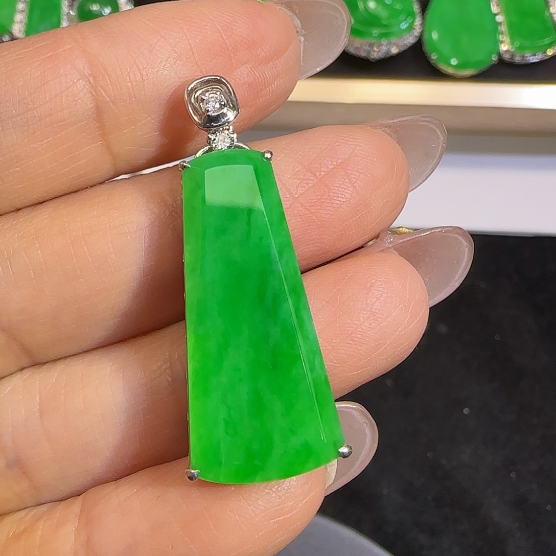 翡翠颈饰18K金镶嵌丽。