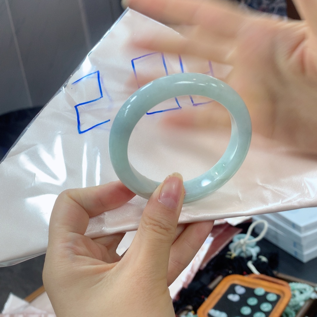 番***酱翡翠未镶嵌手镯买断