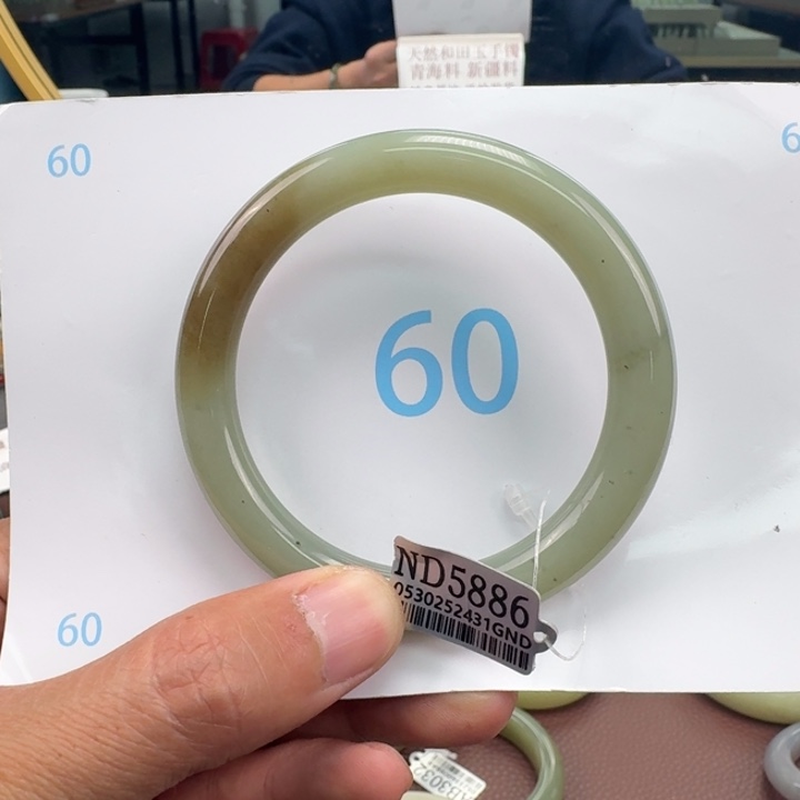 和田玉未镶嵌手镯