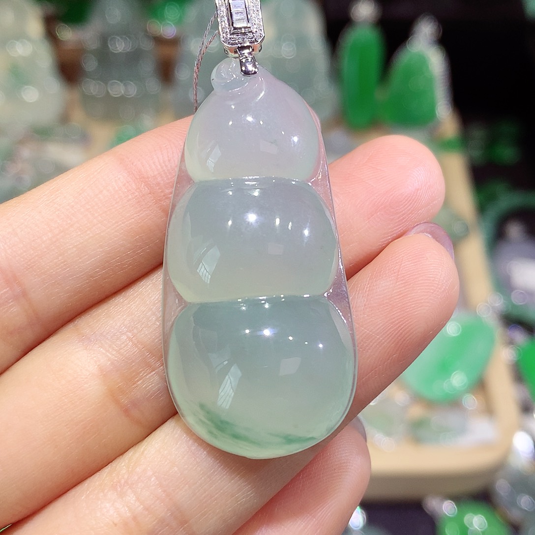 颈饰18K金镶嵌翡翠豆子