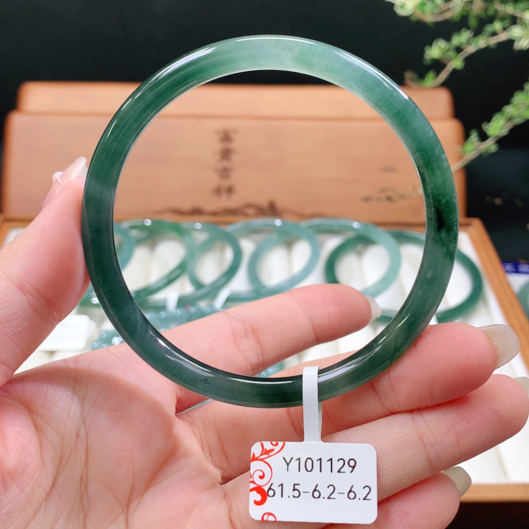 翡翠手镯未镶嵌天然