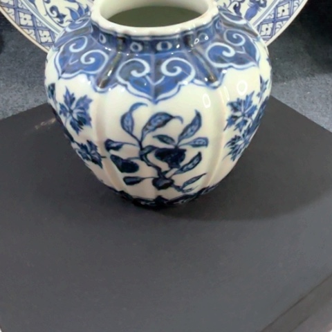 诗***居一个青花缠枝花卉小罐子