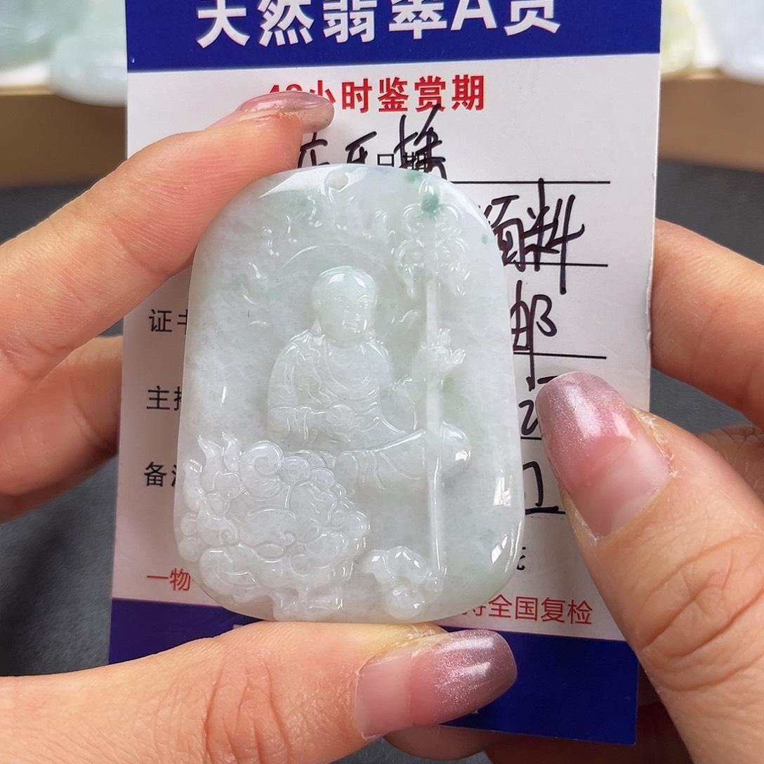 翡翠未镶嵌颈饰     