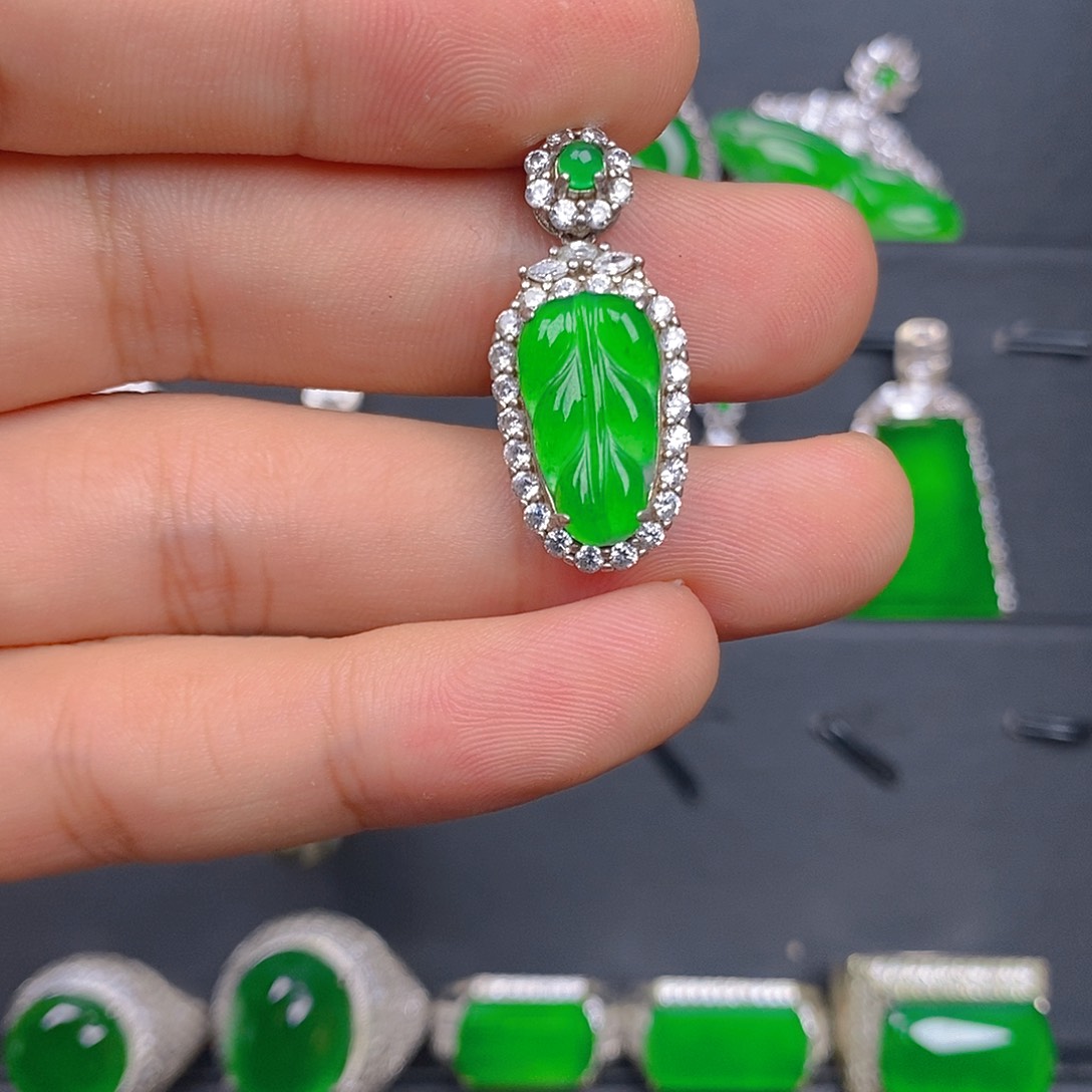 吊坠(赠链)银S925镶嵌翡翠吊坠