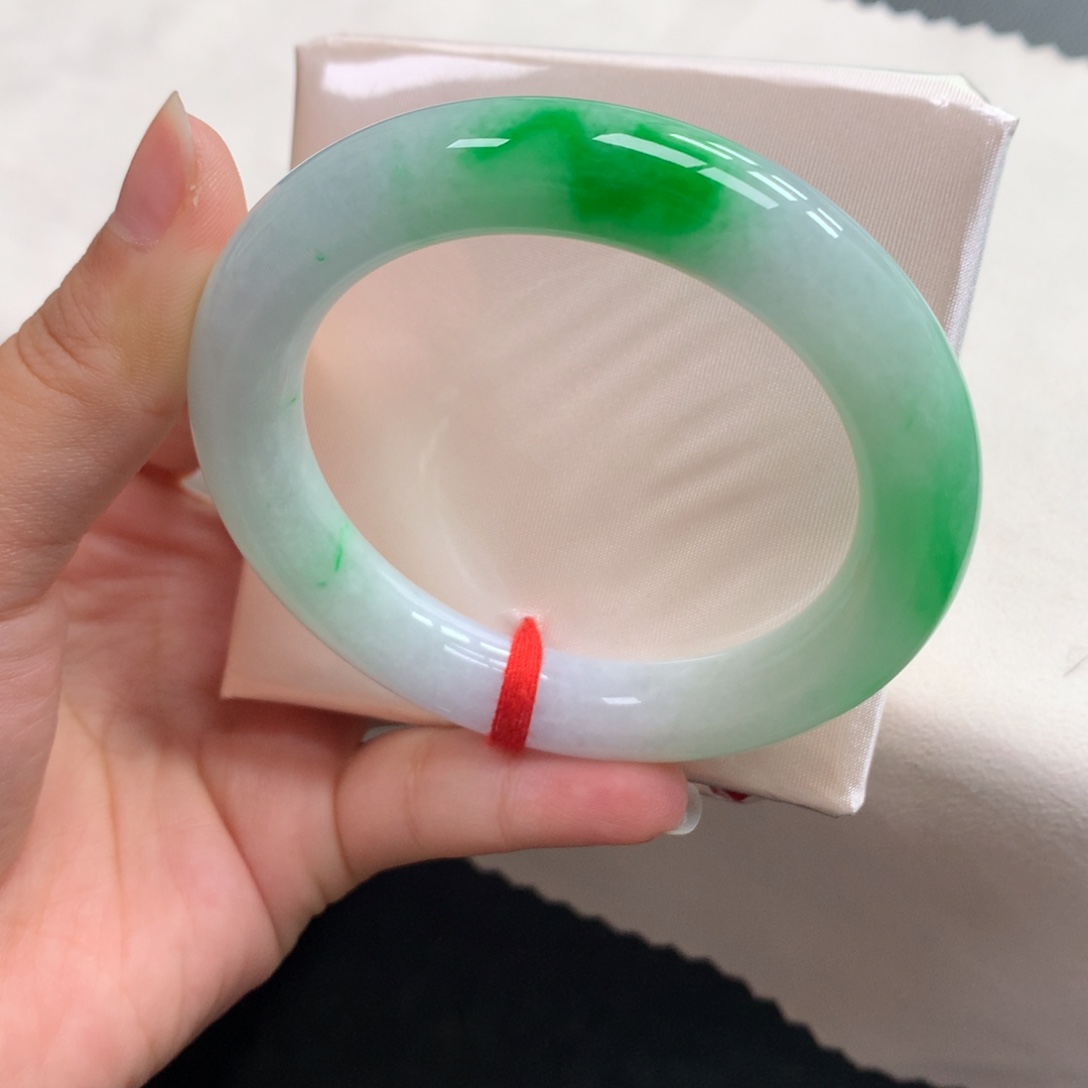 翡翠未镶嵌手镯33号54.7胖圆辣绿点翠（有包容）