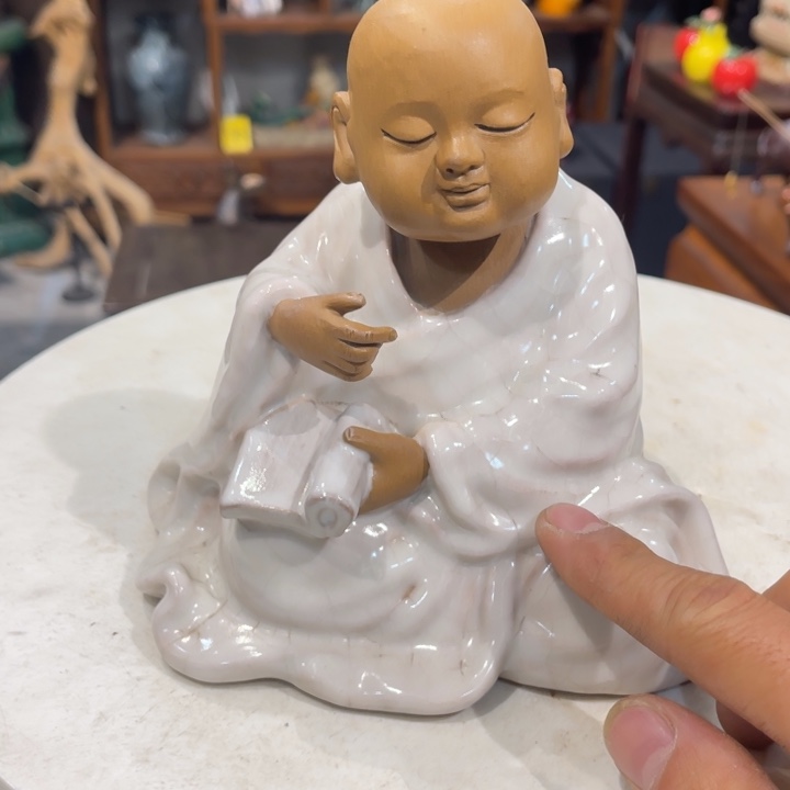 石湾公仔衬托盆景漂亮