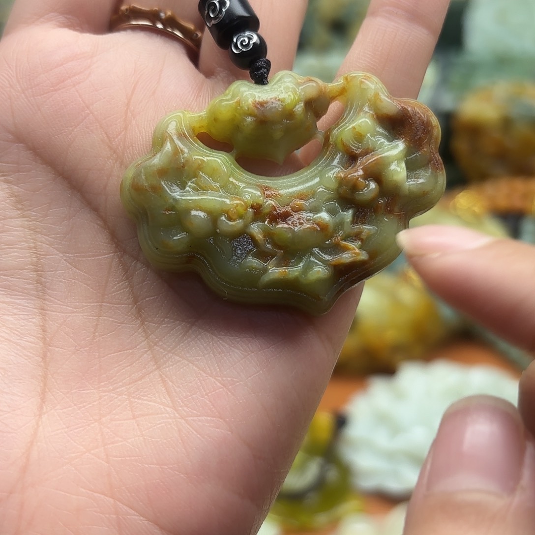 蛇纹石玉未镶嵌颈饰