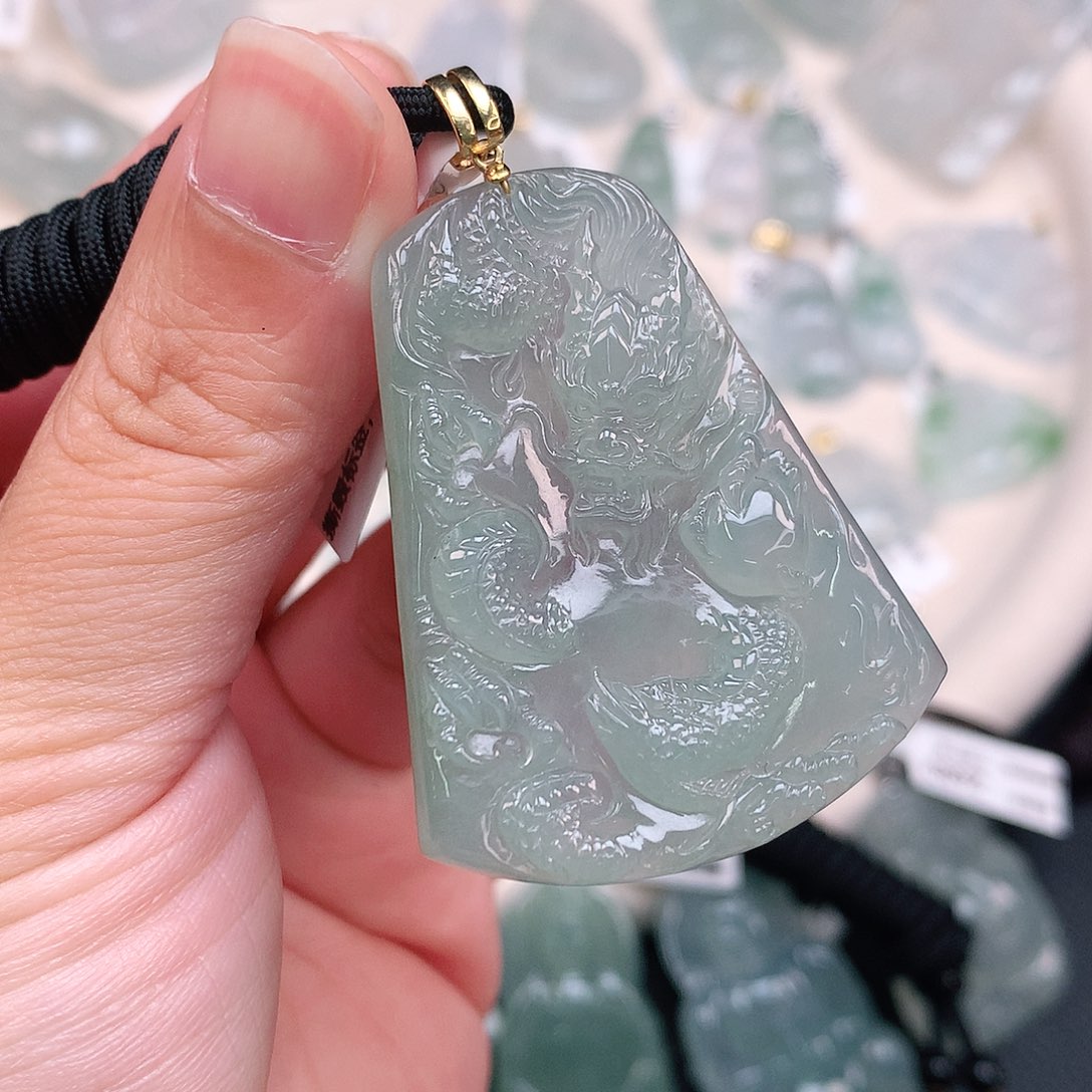 翡翠颈饰18K金镶嵌冰晴绿龙牌