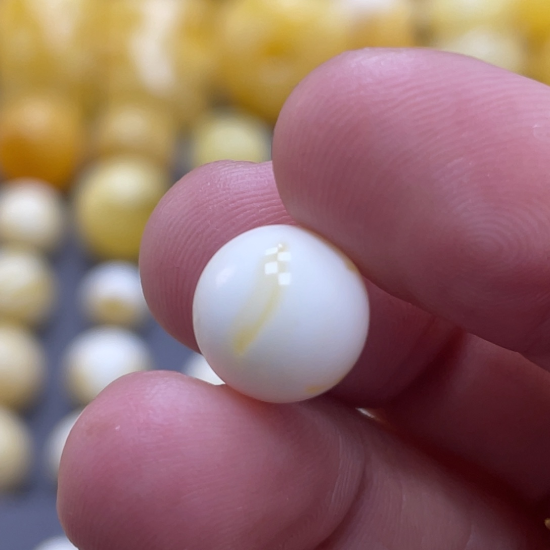 蜜蜡未镶嵌裸石10.6mm瑕疵瓷白