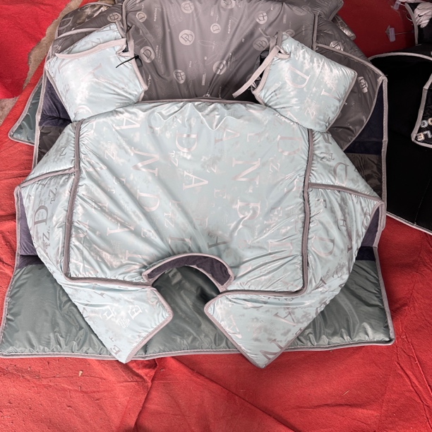 鲨鱼皮护肩挡风被加大加厚加绒电动车挡风被四季通用防水防寒冬季