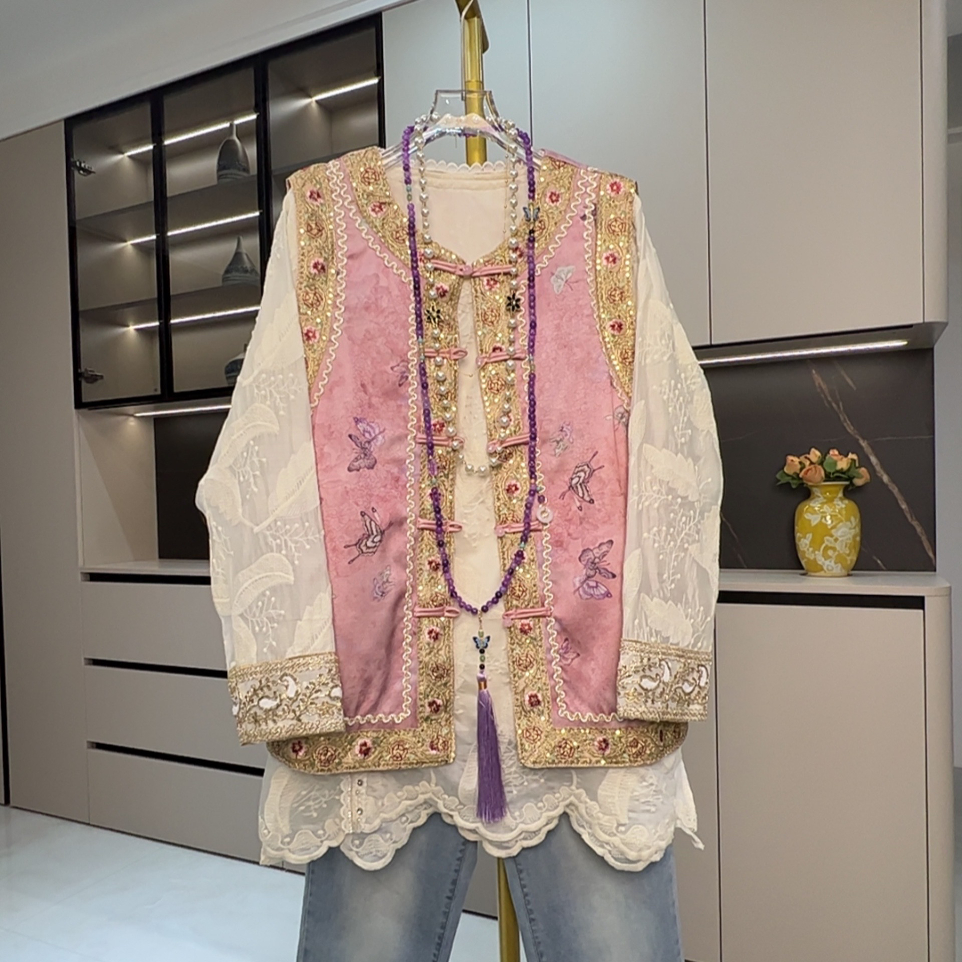 新中式国风盘扣刺绣提花马甲2025春季新款蝴蝶唐装背心无袖坎肩