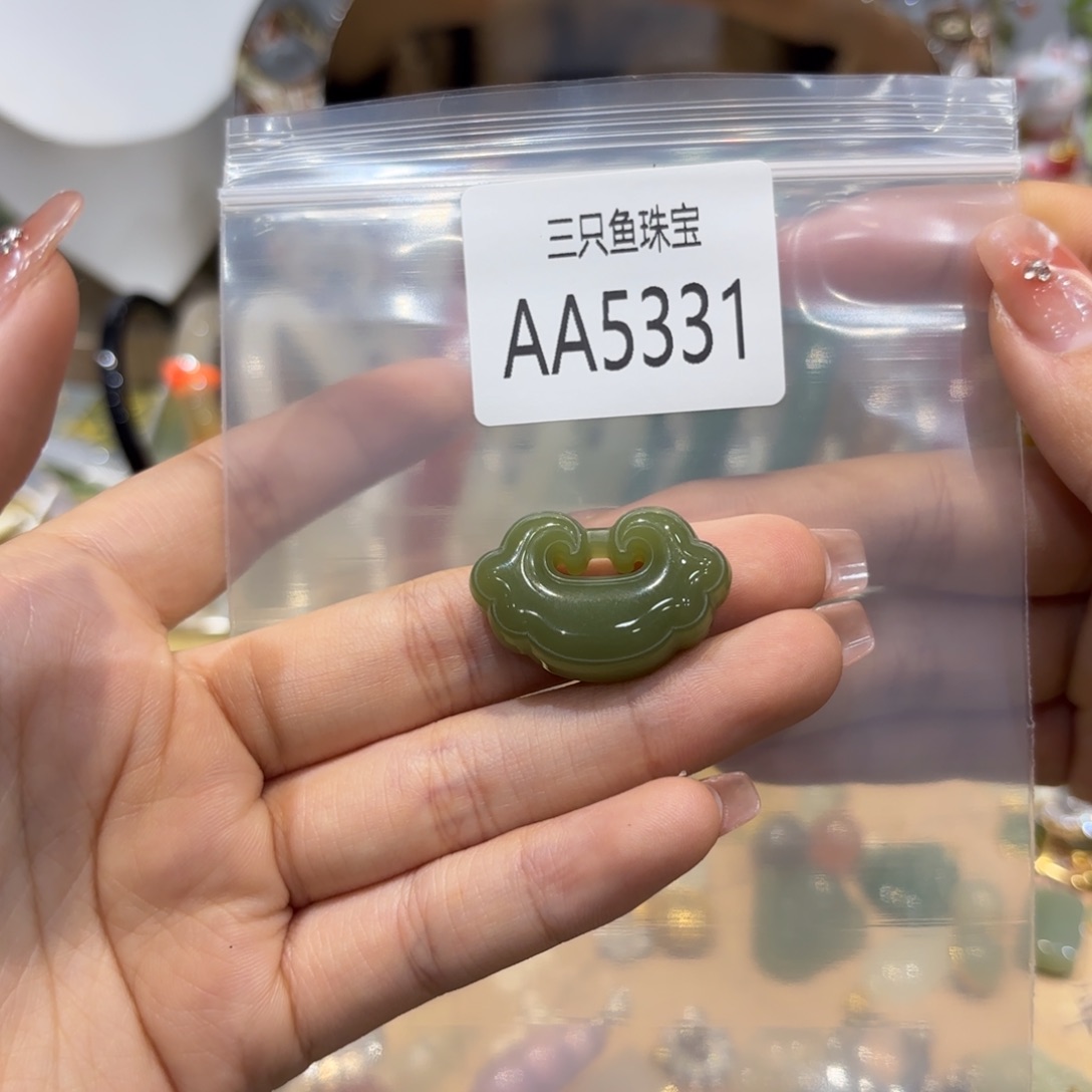 看***头和田玉未镶嵌颈饰