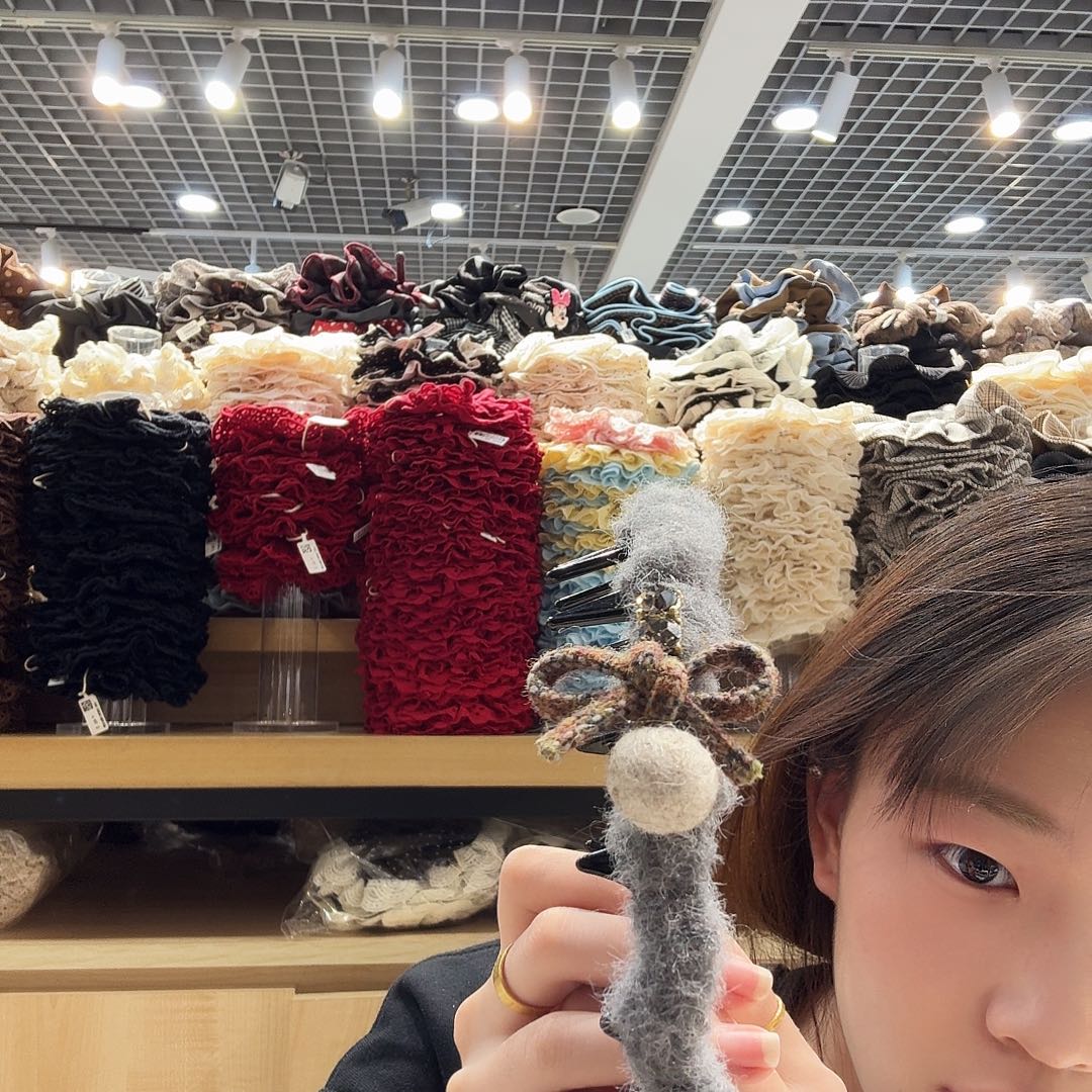 非金属灰色齿梳毛线