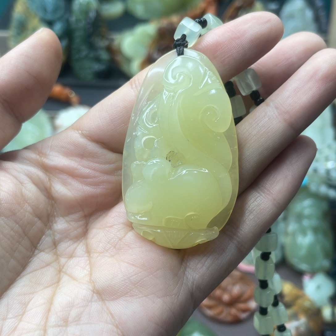 蛇纹石玉未镶嵌颈饰