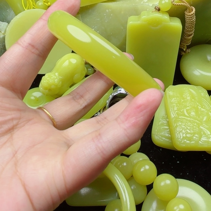 陌***£布新疆黄玉手镯55