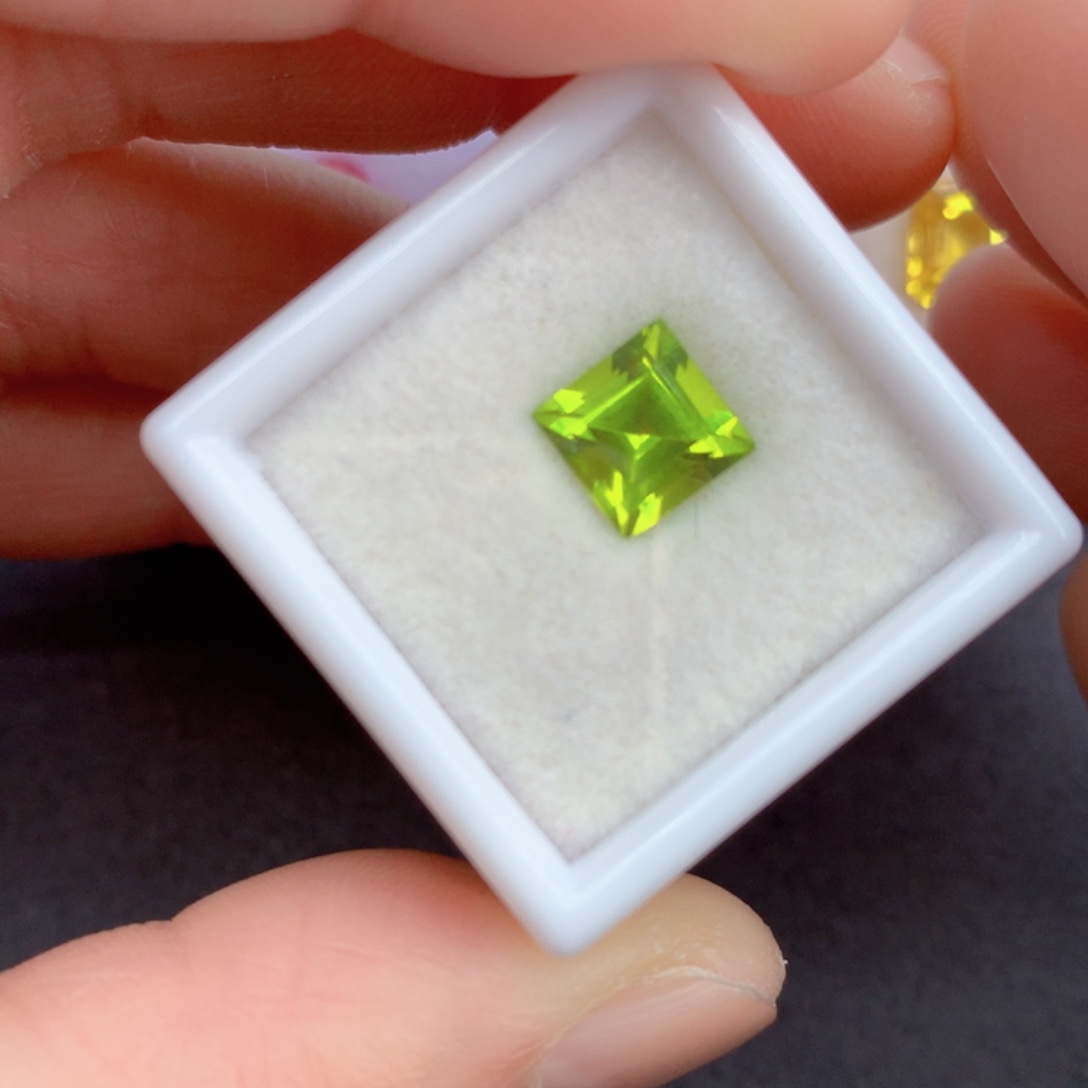 橄榄石2.01克拉裸石未镶嵌