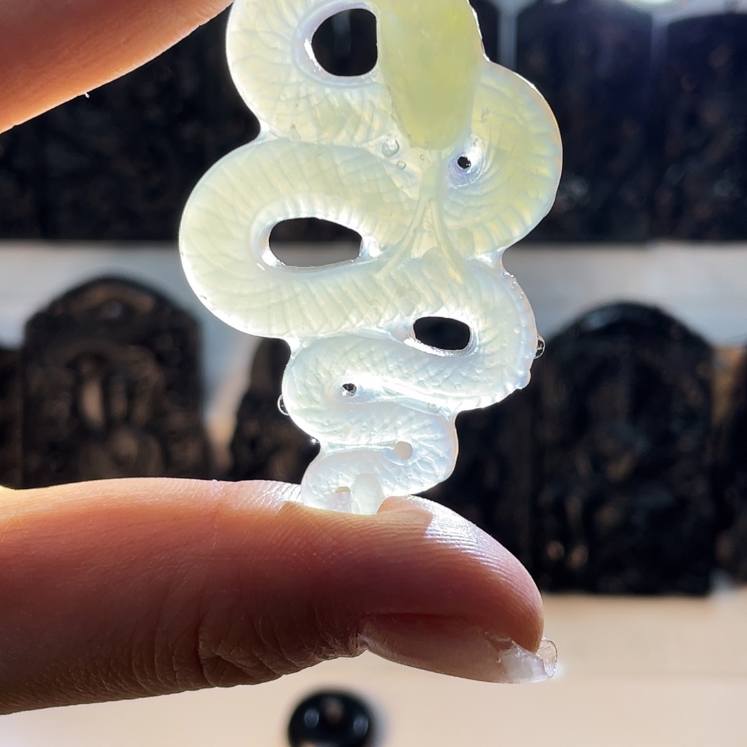 蛇纹石玉未镶嵌颈饰